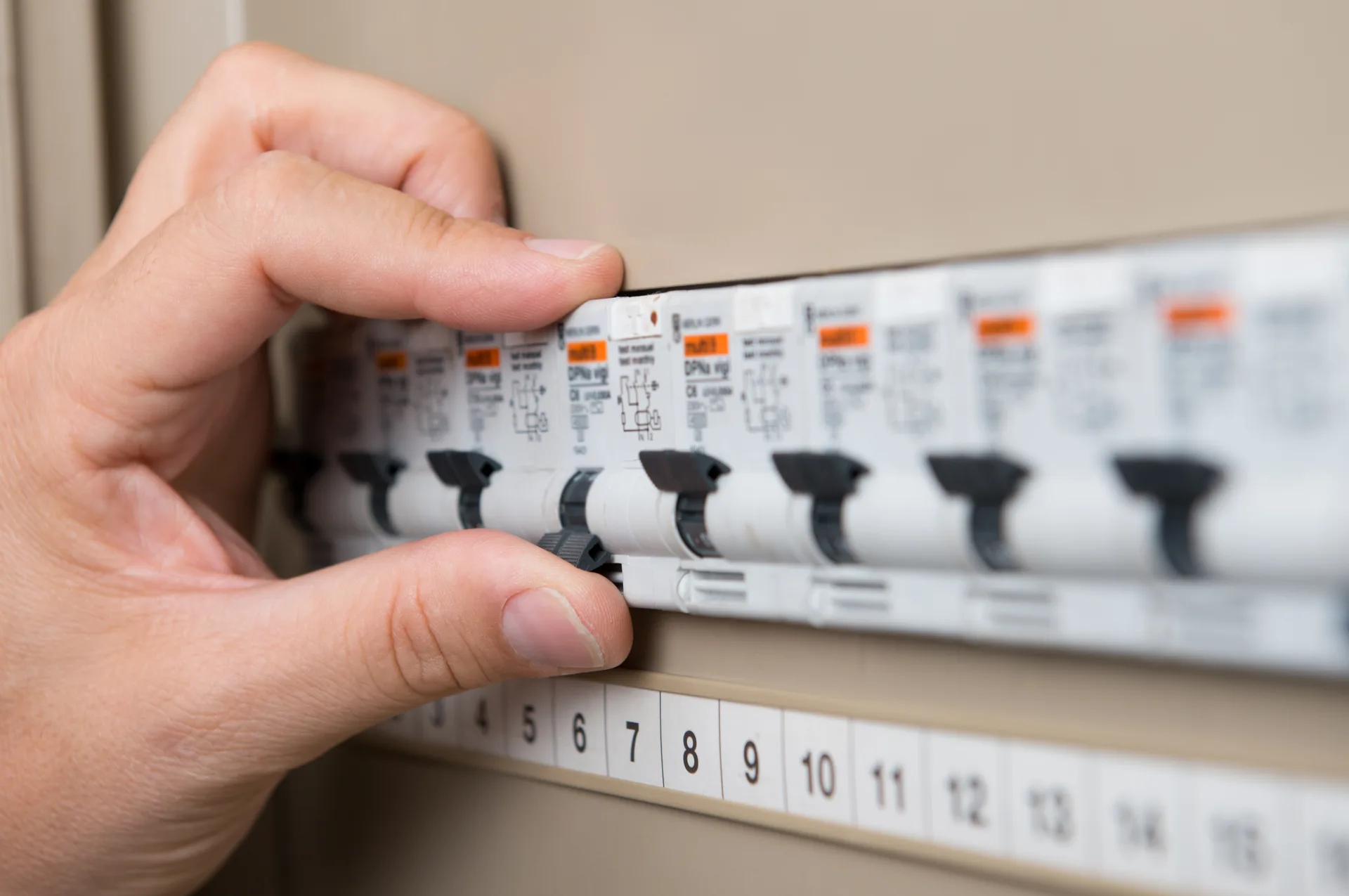 Electrician Charmhaven, licensed electricians serving Charmhaven